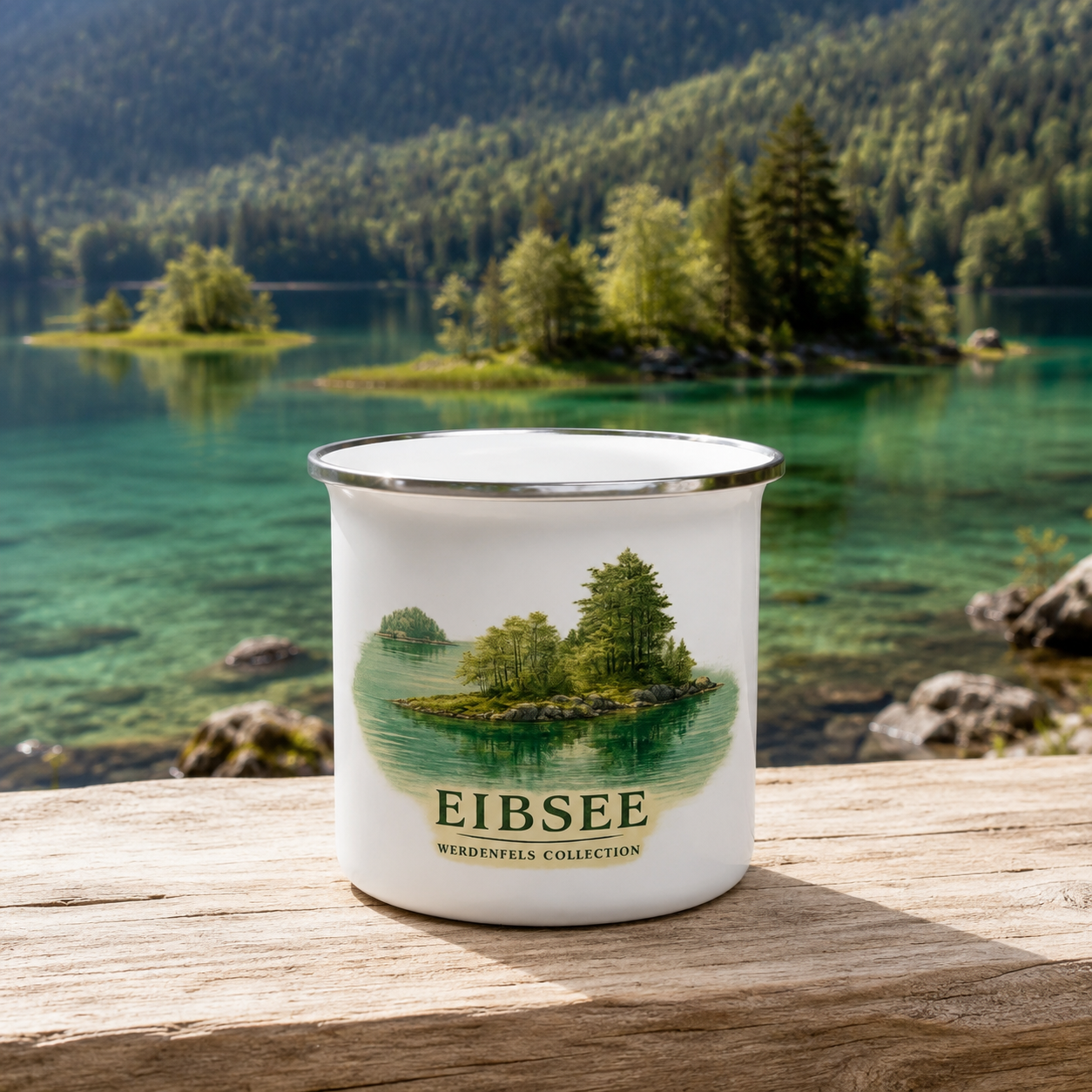 Weißer Eibsee Emaille-Becher mit Retro-Motiv der Werdenfels Collection vor türkisblauem Eibsee mit Inseln und Bergwald.