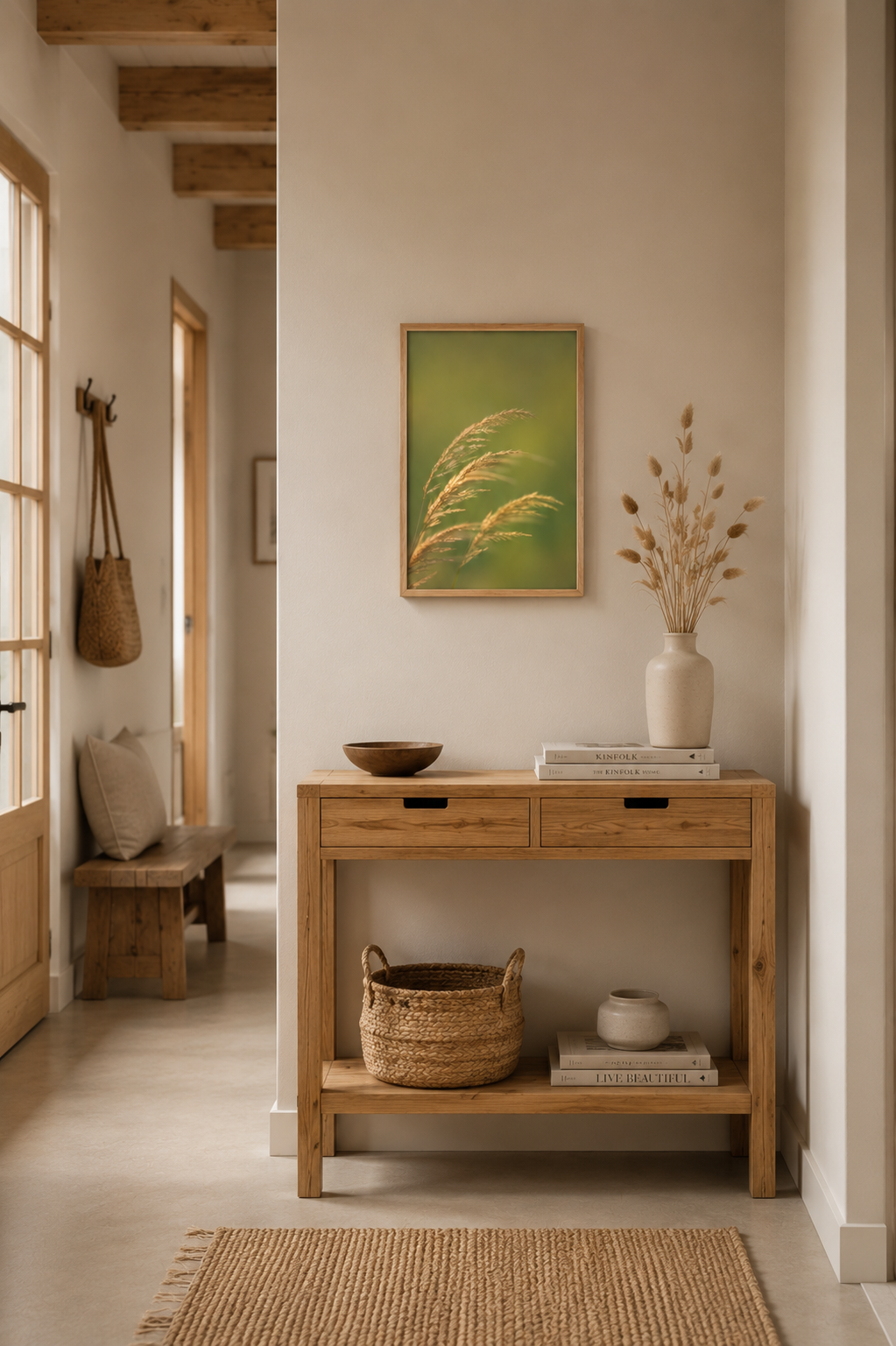 Vertikales Naturfotografie-Poster mit filigranen, sonnenbeschienenen Gräsern vor einem weich verschwommenen Hintergrund in sanften Grün- und Goldtönen. Das Motiv vermittelt Leichtigkeit, Ruhe und die stille Schönheit eines warmen Sommertages. Feine Strukturen, zartes Licht und ein harmonisches Bokeh verleihen dem Bild eine natürliche, beruhigende Ausstrahlung. 