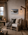
Winterlicher Heustadel auf verschneiter Wiese bei Garmisch-Partenkirchen, stimmungsvolles Licht unter dunklen Wolken, fotografiert in einem modernen alpinen Chalet mit naturbelassenen Balkenmöbeln  und Palettensessel in warmen Naturtönen.

