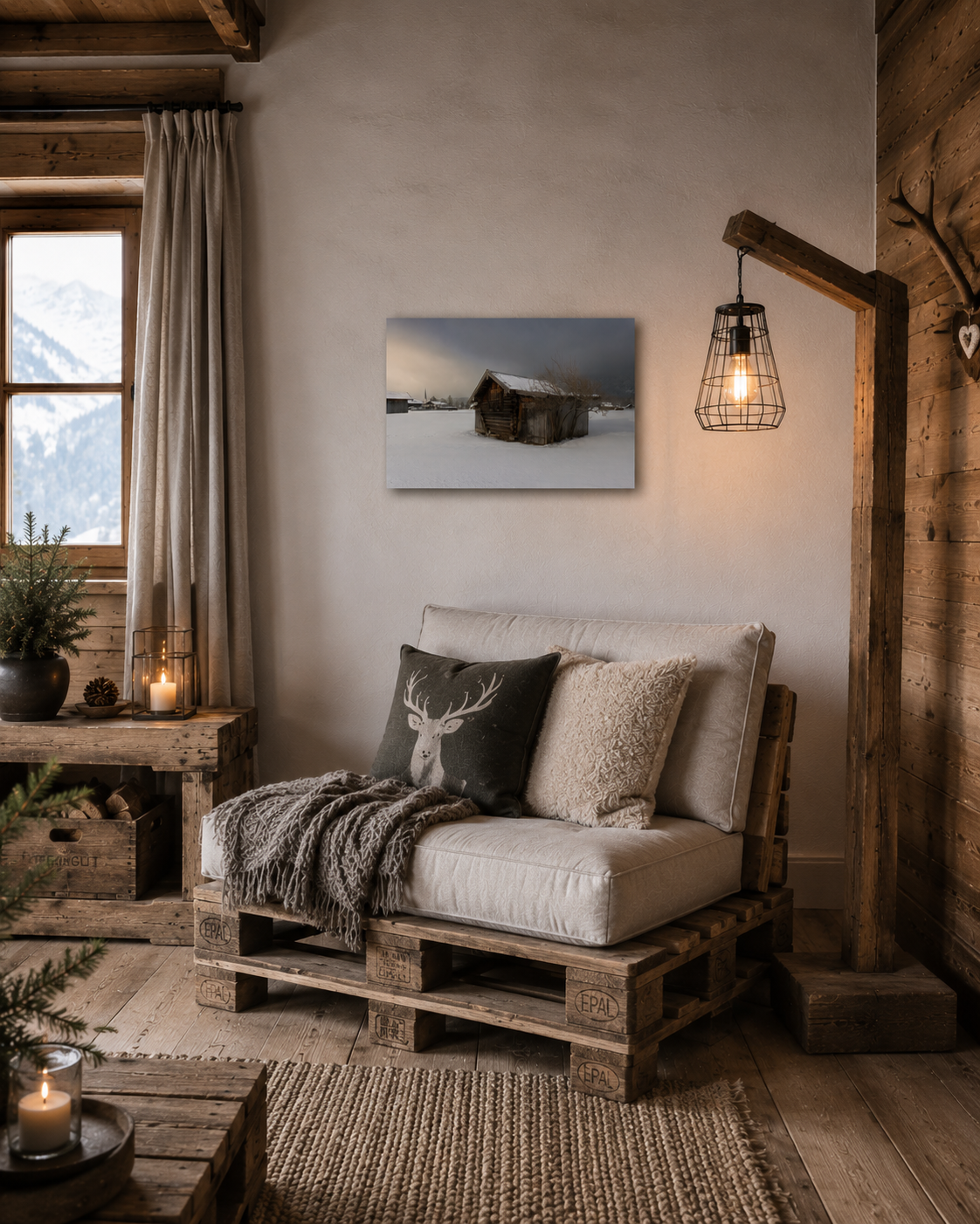 
Winterlicher Heustadel auf verschneiter Wiese bei Garmisch-Partenkirchen, stimmungsvolles Licht unter dunklen Wolken, fotografiert in einem modernen alpinen Chalet mit naturbelassenen Balkenmöbeln  und Palettensessel in warmen Naturtönen.
