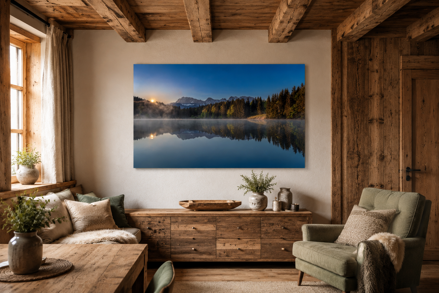 Ein stiller Morgen am Geroldsee in Oberbayern. Feine Nebelschleier ziehen sanft über das ruhige Wasser, während sich die umliegenden Wälder und die Bergwelt nahezu vollkommen im See spiegeln. Das erste warme Licht des Tages berührt die Bäume und schenkt der Landschaft eine besondere Ruhe und Tiefe.
