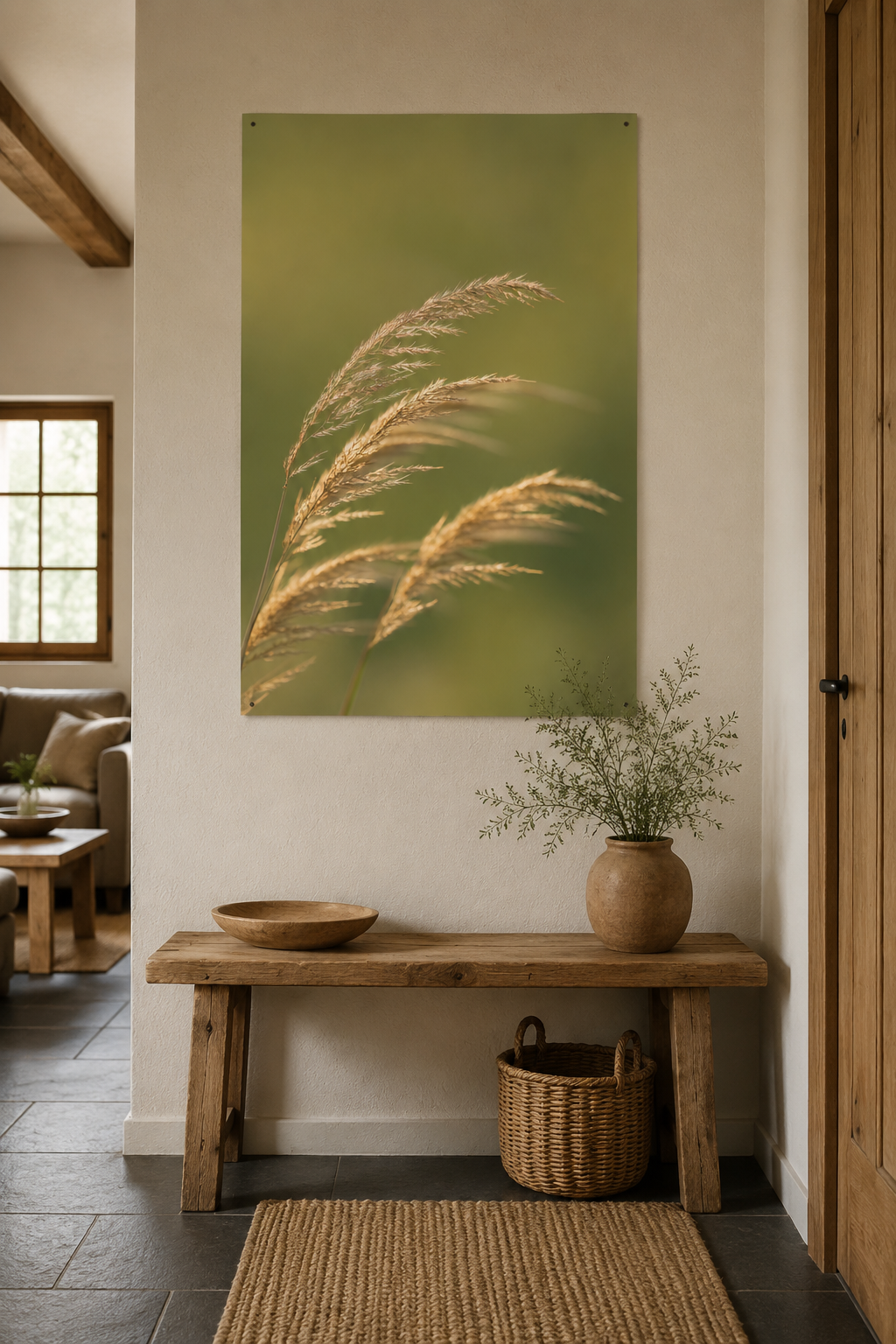 Feine, goldene Gräser im warmen Abendlicht vor einem weichen, grün verschwommenen Hintergrund. Das vertikale Naturmotiv strahlt Ruhe, Leichtigkeit und natürliche Eleganz aus und harmoniert mit den sanften Farben und den rustikalen Holzelementen des Wohnungsflurs. Die filigranen Halme wirken leicht vom Wind bewegt und verleihen dem Raum eine entspannte, naturverbundene Atmosphäre.
