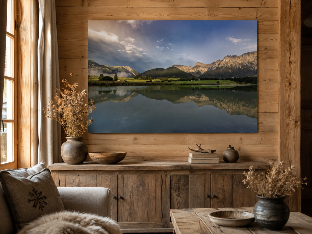 Horizontales, ungerahmtes Karwendel-Poster mit Bergspiegelung im warmen Abendlicht, präsentiert in einem urigen, edlen Alpenchalet mit heller Holzwand, rustikaler Kommode und natürlicher Dekoration.
Hinweis:
Das dargestellte Wohnraum-Mockup wurde mithilfe künstlicher Intelligenz erstellt. Das angebotene Poster zeigt meine eigene Fotografie.