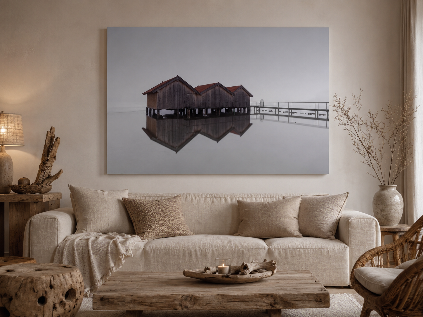 Minimalistische Naturfotografie vom Kochelsee in Oberbayern mit Bootshäusern, feiner Spiegelung und ruhiger Nebelstimmung.