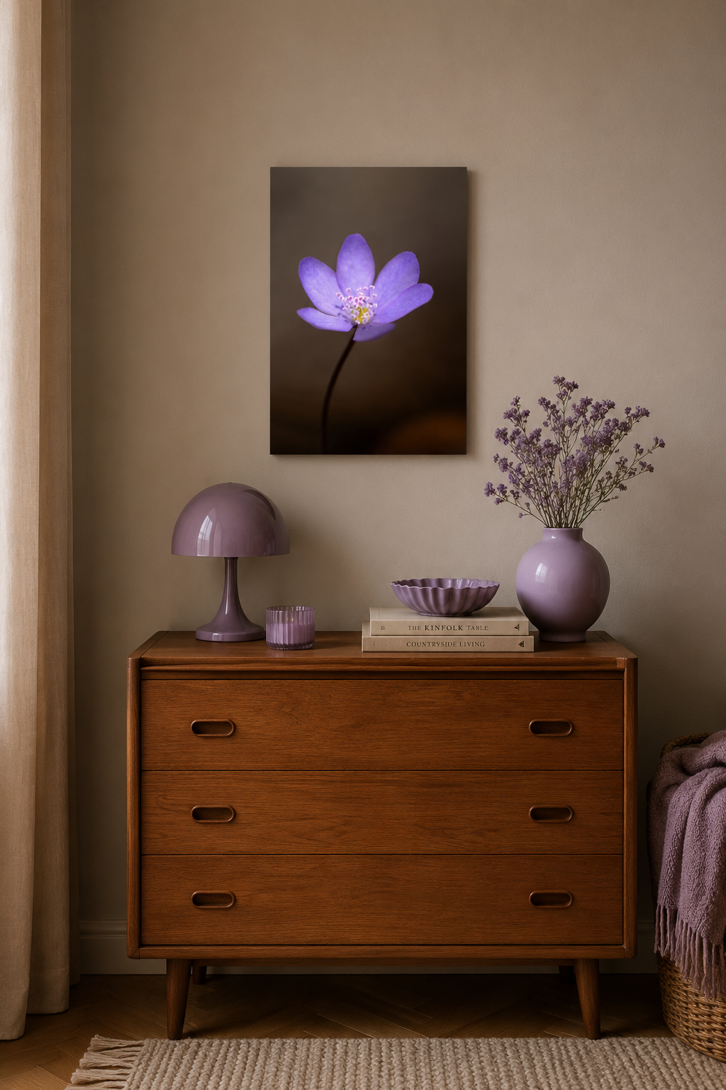 Zart violettes Leberblümchen in Nahaufnahme mit feinen Blütenstrukturen vor sanft unscharfem dunklem Hintergrund. Natürliche Makrofotografie mit weichen Farben und ruhiger Ausstrahlung.