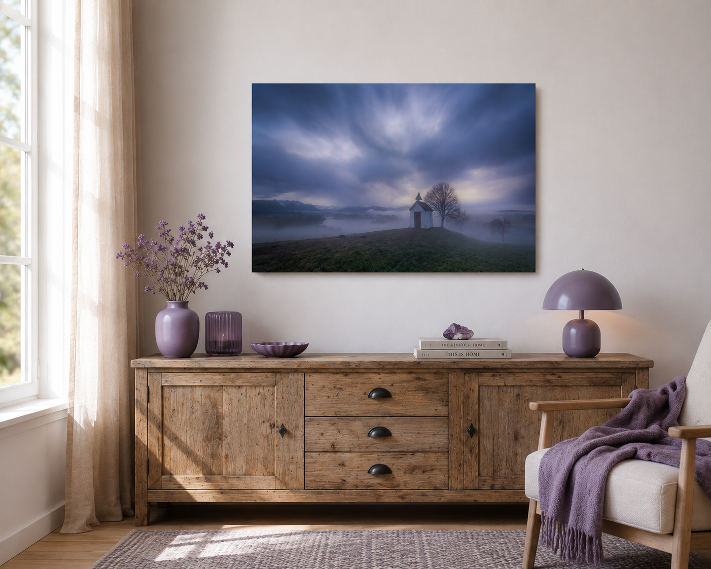 

Mesnerhauskapelle bei Aidling im Blauen Land auf einer Anhöhe über einer nebelverhangenen Landschaft. Dramatische Wolkenstimmung, sanfte Blautöne und morgendliche Ruhe verleihen der Naturaufnahme eine besondere Atmosphäre.
