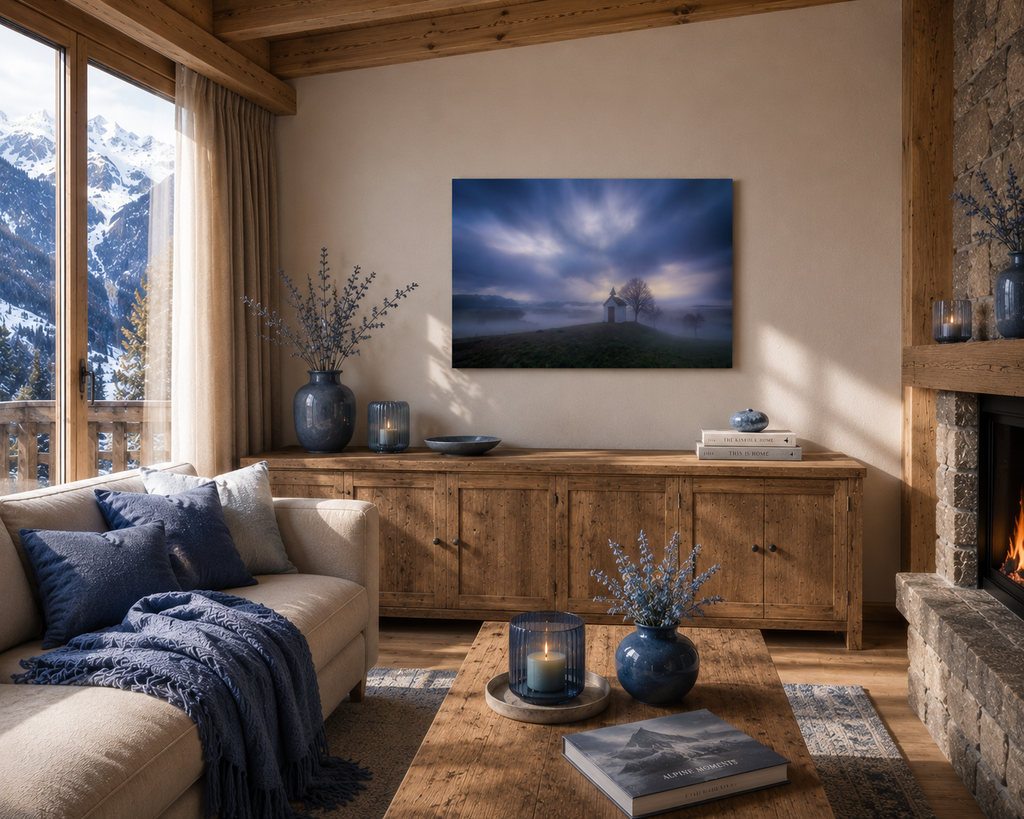

Mesnerhauskapelle bei Aidling im Blauen Land auf einer Anhöhe über einer nebelverhangenen Landschaft. Dramatische Wolkenstimmung, sanfte Blautöne und morgendliche Ruhe verleihen der Naturaufnahme eine besondere Atmosphäre.
