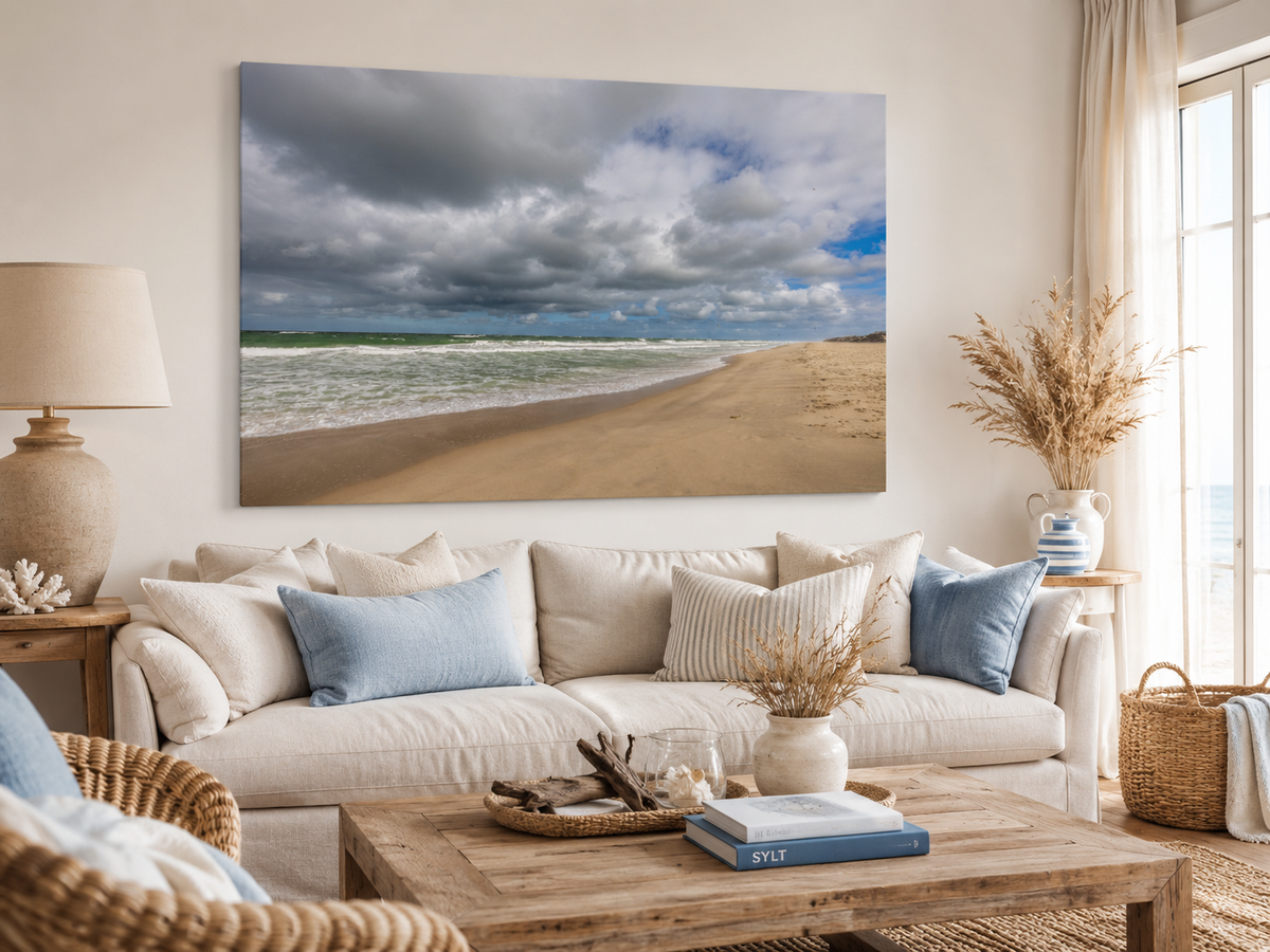 Alttext:
Weite Strandlandschaft in Westerland auf Sylt mit kräftiger Nordseebrandung, aufgewühltem grünblauem Meer, feinem Sandstrand und eindrucksvollen dunklen Wolken unter aufbrechendem blauem Himmel. Das Mockup wurde mit 
KI erstellt. Die Fotografie ist von Christina Bauer