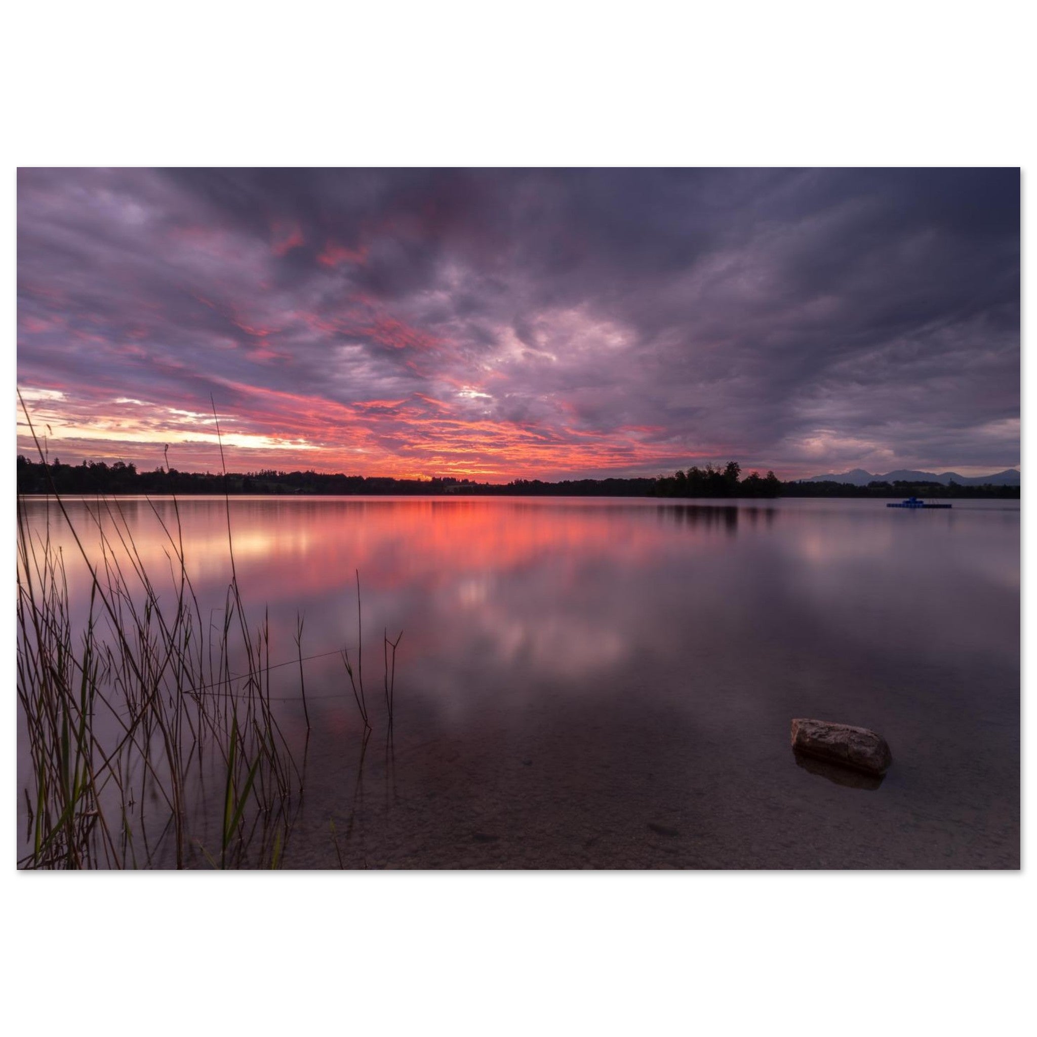 Stimmungsvolles Poster vom oberbayerischen Staffelsee mit dramatischen Sonnenuntergang bei Gewitterstimmung. Intensive Farben, Lichtspiel und zauberhafter Wolkenstruktur.