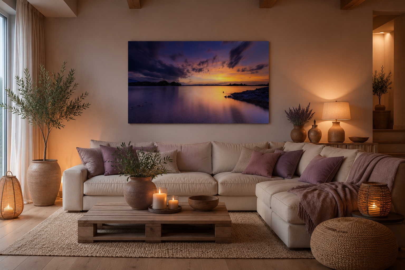Spektakulärer Sonnenuntergang am Staffelsee in Seehausen, Oberbayern. Farbenprächtiges Wolkenspiel über dem ruhigen See an einem warmen Sommerabend mit sanften Spiegelungen im Wasser und meditativer Atmosphäre.