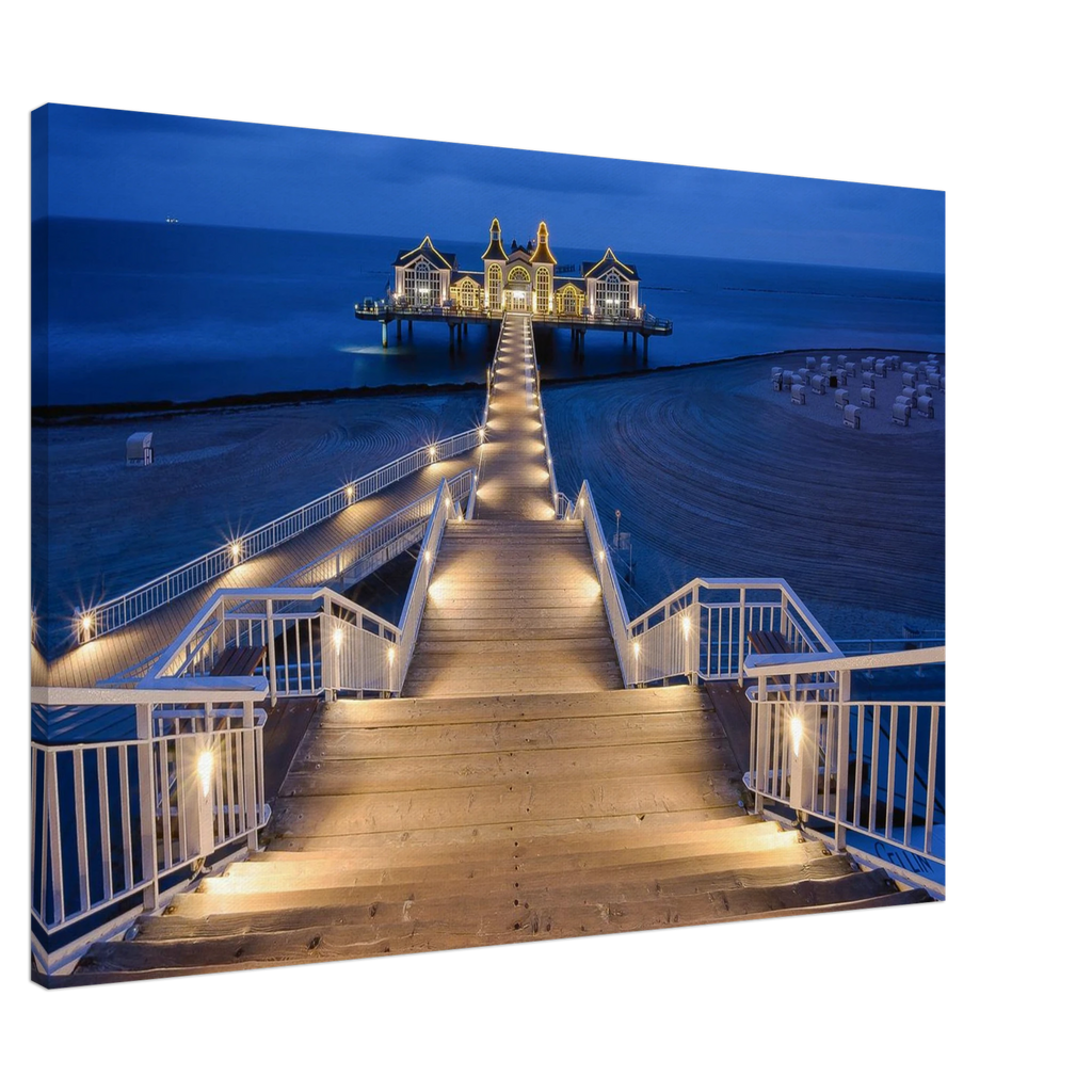 Die Seebrücke Sellin auf Rügen erstrahlt in der blauen Stunde. Das warme Licht und die elegante Architektur schaffen eine einzigartige Atmosphäre voller Ruhe und maritimer Schönheit.