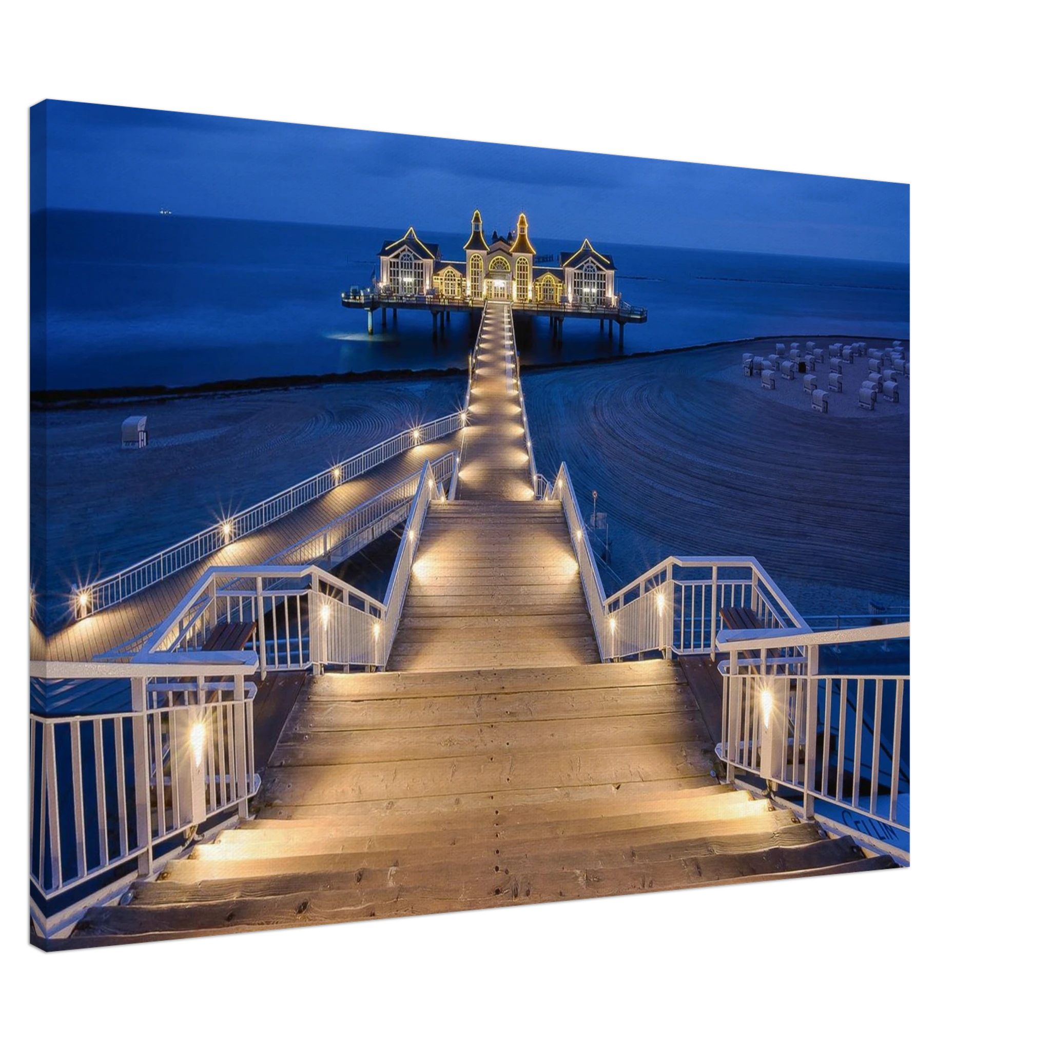 Die Seebrücke Sellin auf Rügen erstrahlt in der blauen Stunde. Das warme Licht und die elegante Architektur schaffen eine einzigartige Atmosphäre voller Ruhe und maritimer Schönheit.