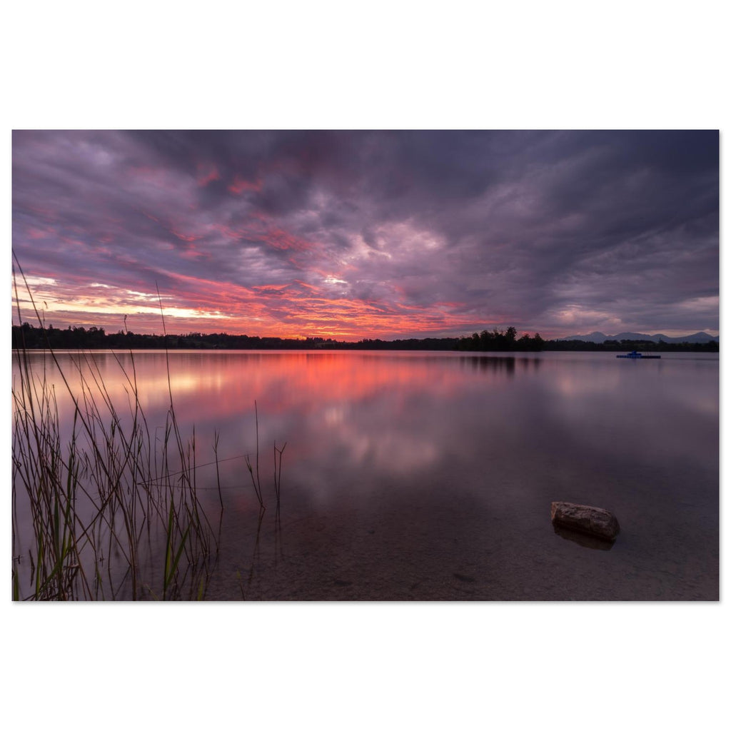 Poster vom Stffelsee kurz vor dem Gewitter. Dramatischer Wolkenhimmel und leuchtendes Orange am Horizont