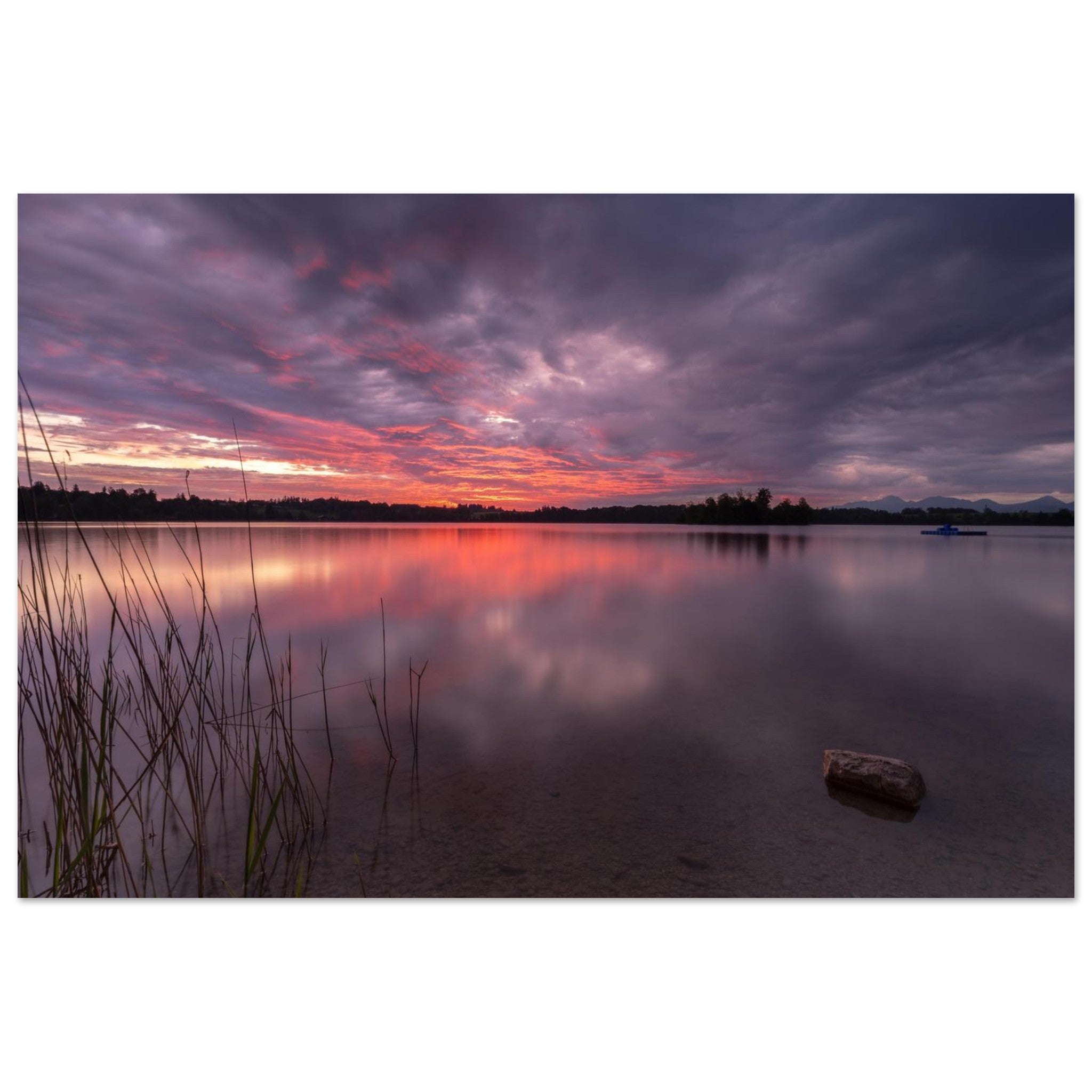 Poster vom Stffelsee kurz vor dem Gewitter. Dramatischer Wolkenhimmel und leuchtendes Orange am Horizont