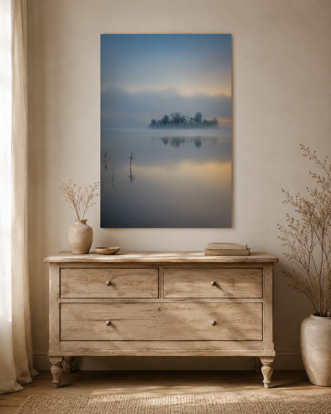 Vertikales Staffelsee Poster mit nebelverhüllter Bauminsel, ruhiger Wasserspiegelung und sanftem Sonnenaufgang in Oberbayern.