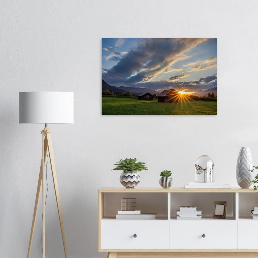 oiwei a Blickfang. Moderner Wohnraum hell mit Stehlampe. Wandbild Sonnenuntergang mit Wettersteingebirge hängt an der Wand