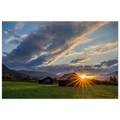Spätsommerabend im Werdenfelser Land mit tief stehender Sonne am Heustadel auf einem ländlichen Feld. Christina Bauer Photos