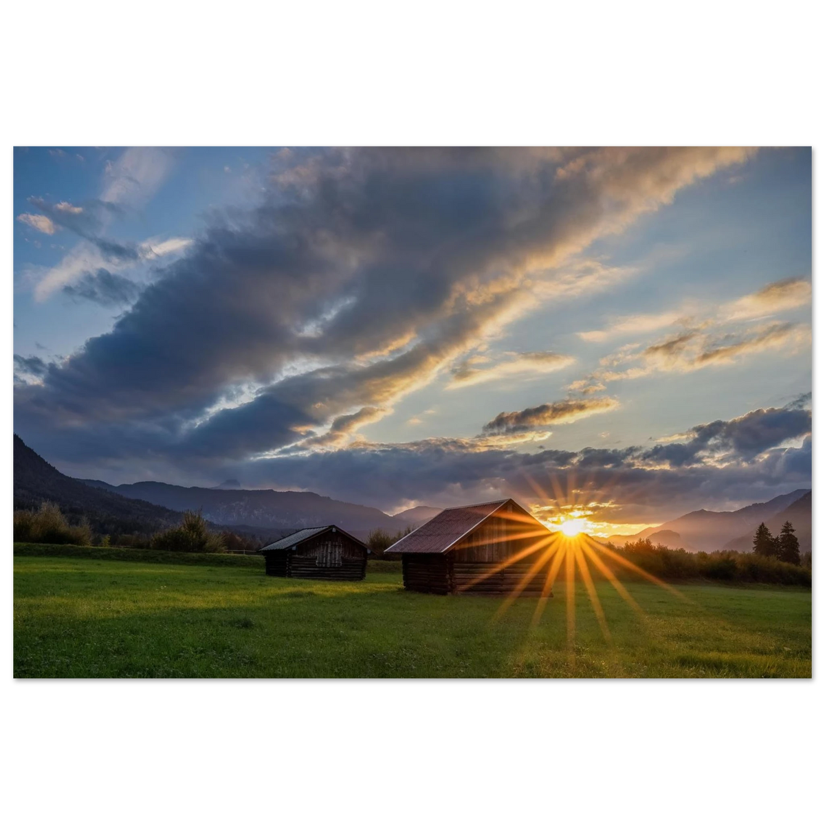 Spätsommerabend im Werdenfelser Land mit tief stehender Sonne am Heustadel auf einem ländlichen Feld. Christina Bauer Photos
