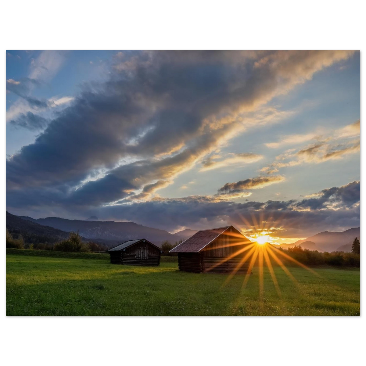 Spätsommerabend im Werdenfelser Land mit tief stehender Sonne am Heustadel auf einem ländlichen Feld. Christina Bauer Photos