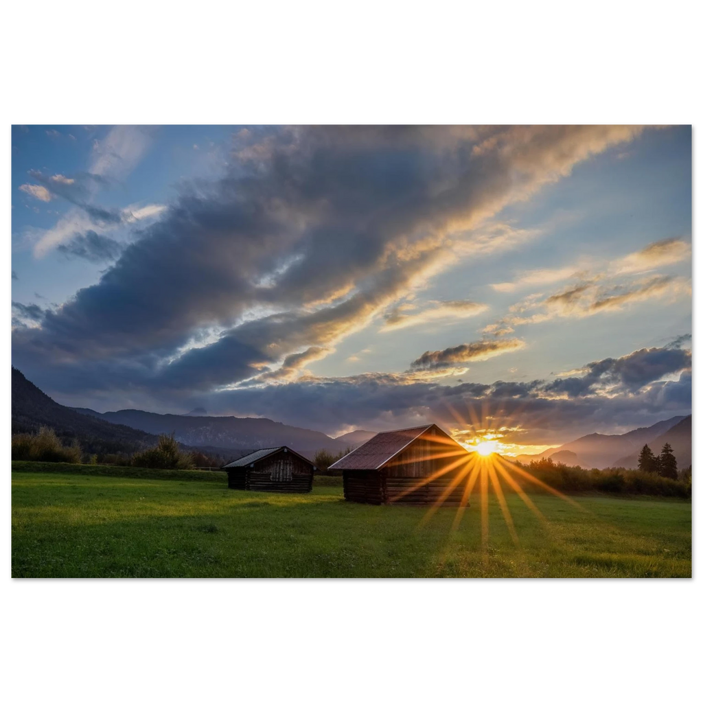 Spätsommerabend im Werdenfelser Land mit tief stehender Sonne am Heustadel auf einem ländlichen Feld. Christina Bauer Photos