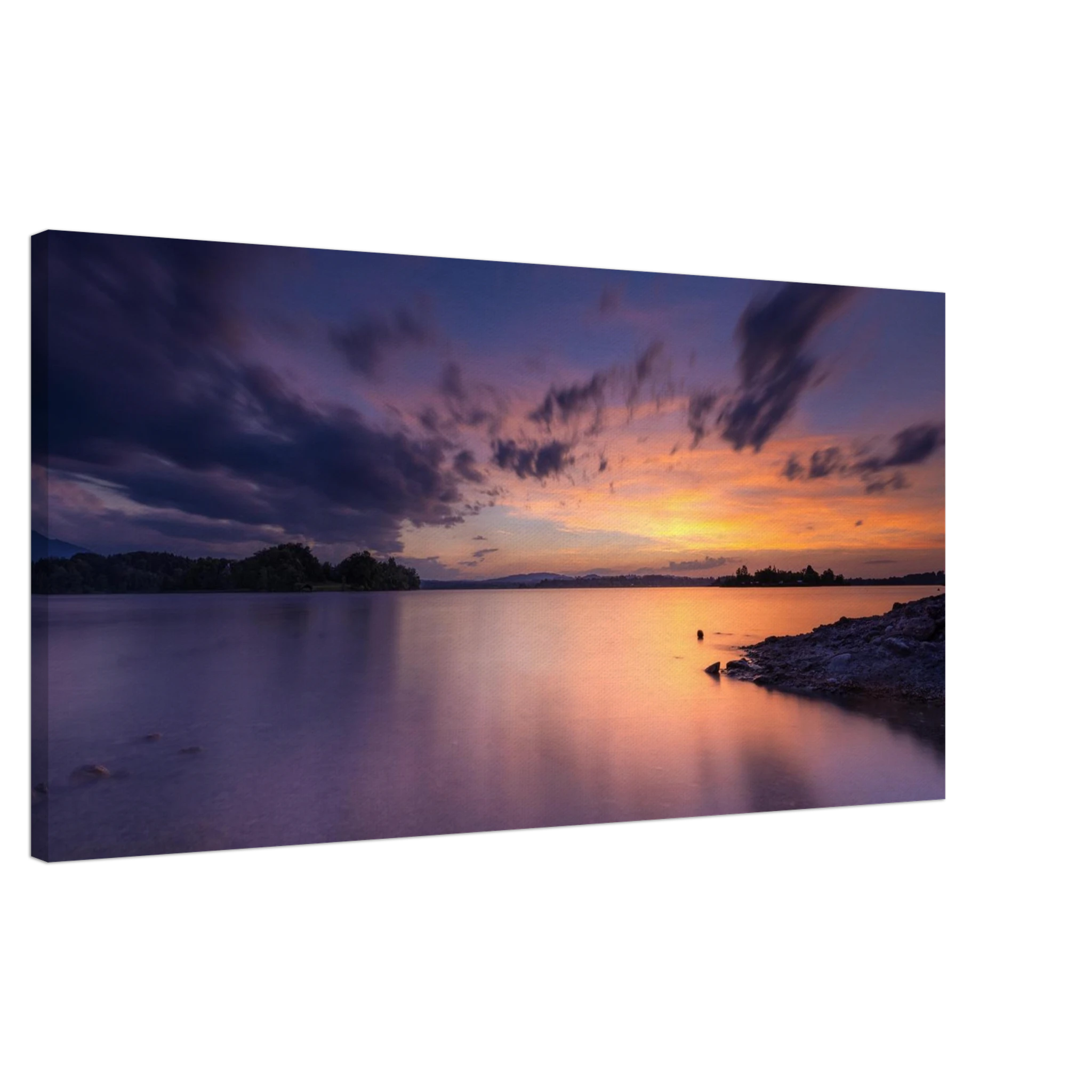 „Leinwandbild eines spektakulären Sonnenuntergangs am Staffelsee in Seehausen, Oberbayern. Farbenprächtiges Wolkenspiel in Gold-, Orange- und Violetttönen über dem ruhigen See an einem warmen Sommerabend mit stimmungsvollen Spiegelungen im Wasser.“