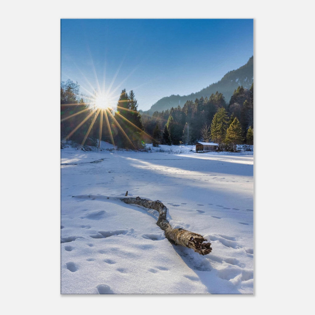 Winterliches Leinwandbild aus Garmisch-Partenkirchen mit strahlender Sonne über verschneiter Landschaft, vereistem Weiher, kleiner Holzhütte, Wald und Bergen im Hintergrund.