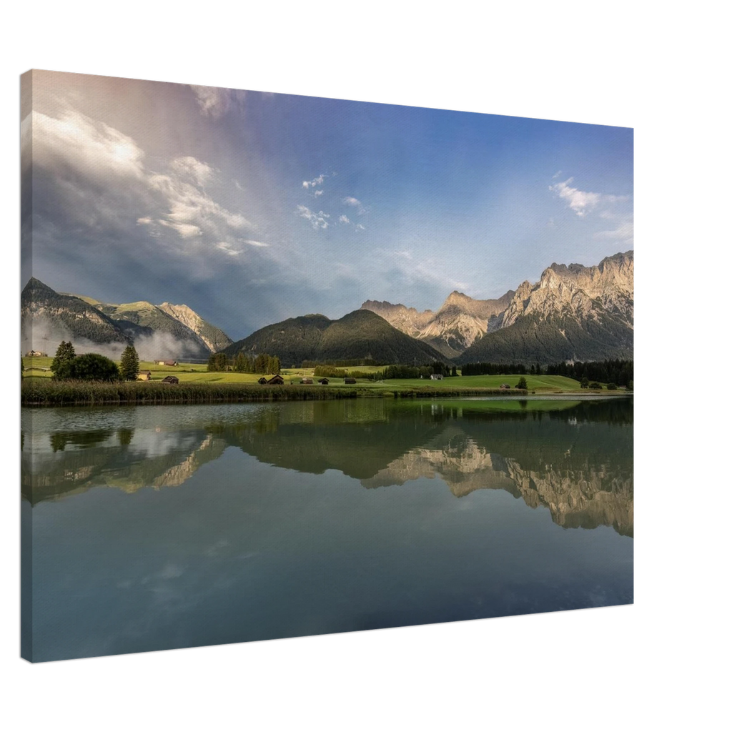 **Alttext:**
Horizontales, ungerahmtes Leinwandbild mit Bergsee im Abendlicht, ruhiger Wasseroberfläche und sanfter Spiegelung der Berge in stimmungsvoller Naturkulisse.
