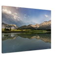 **Alttext:**
Horizontales, ungerahmtes Leinwandbild mit Bergsee im Abendlicht, ruhiger Wasseroberfläche und sanfter Spiegelung der Berge in stimmungsvoller Naturkulisse.
