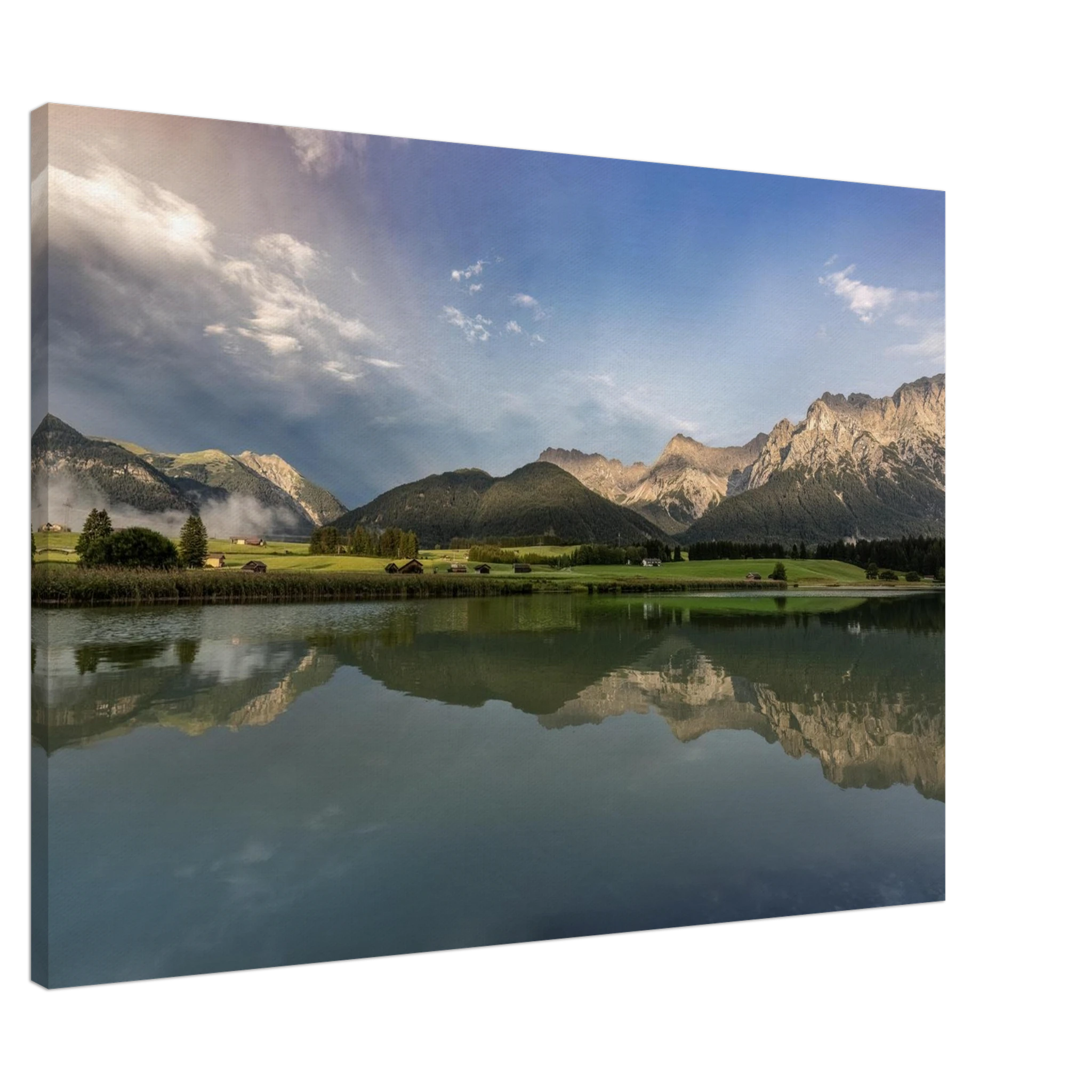 **Alttext:**
Horizontales, ungerahmtes Leinwandbild mit Bergsee im Abendlicht, ruhiger Wasseroberfläche und sanfter Spiegelung der Berge in stimmungsvoller Naturkulisse.

