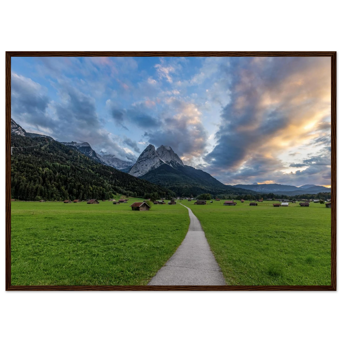 ```
Waxensteine im Abendlicht – Fine-Art-Poster mit Holzrahmen, Werdenfelser Land, Bayern | Christina Bauer Photos
```Schöne bayerische Landschaft mit Bergpanorama 
