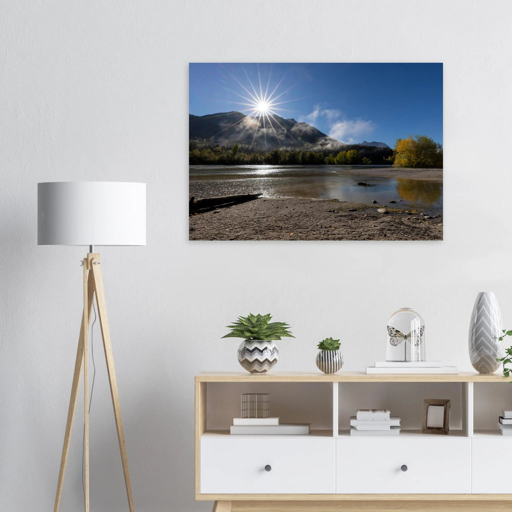 Morgensonne und Nebelschwaden über der Isar bei Krün mit herbstlicher Landschaft-