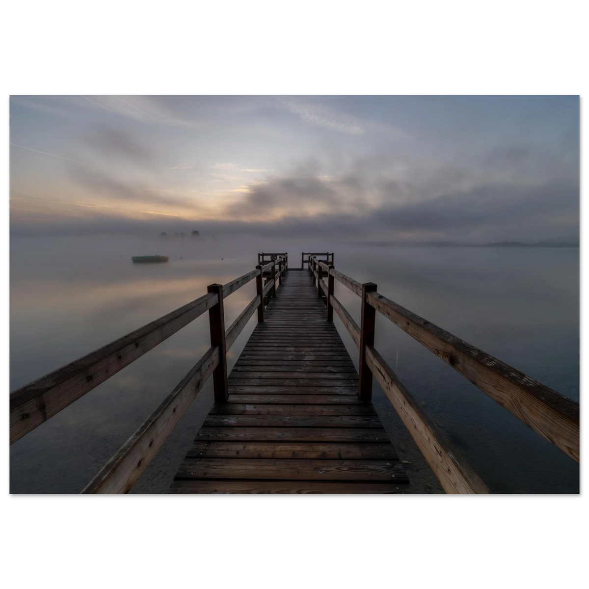 ein zauberhaftes Poster vom Staffelsee in Oberbayern, Herbstmorgen mit Nebelstimmung und ein alter Holzsteg, der zum Horizont führt. Christina Bauer Photos