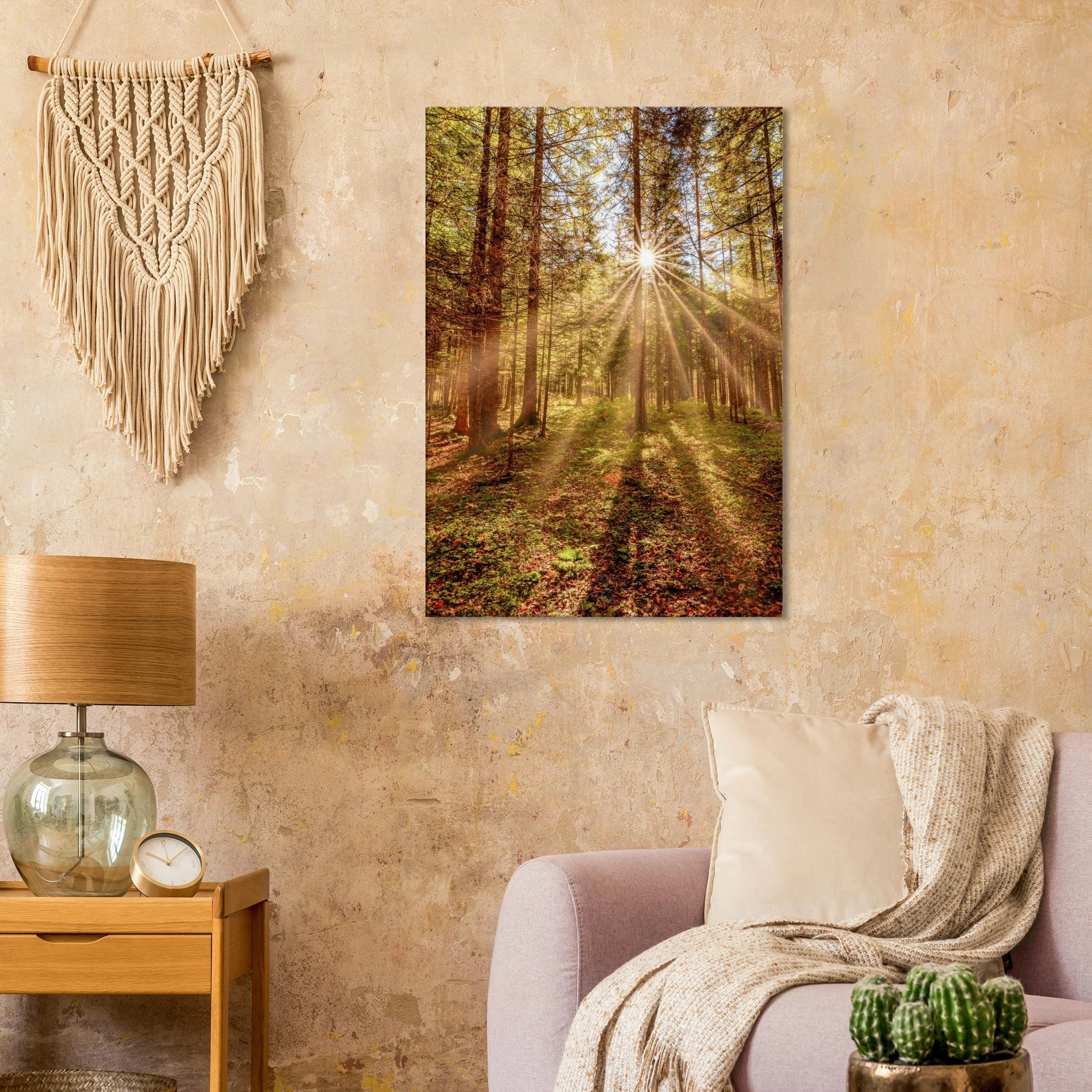 Goldene Sonnenstrahlen fallen durch hohe Bäume in einen herbstlichen Wald und beleuchten den moosbedeckten Waldboden in warmer, zauberhafter Stimmung.