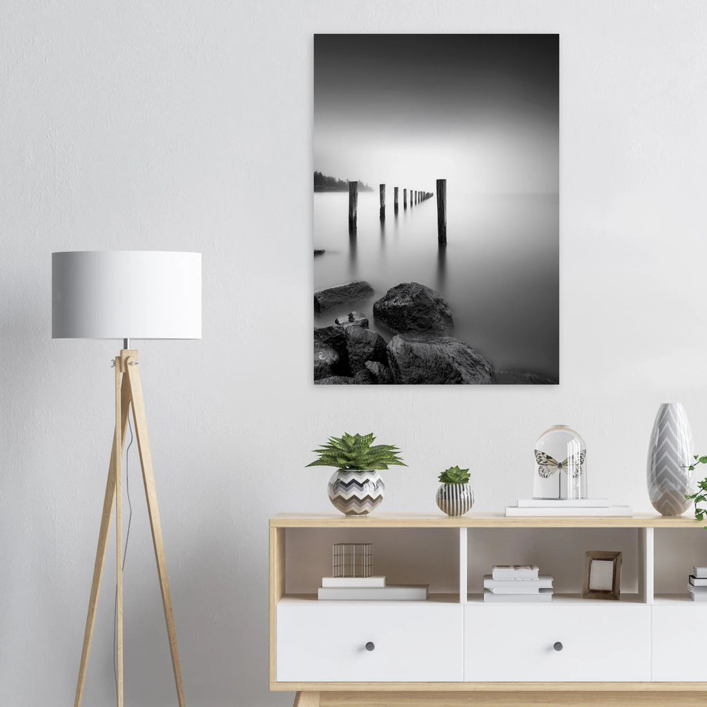 `Schwarzweiß Fine Art Poster "Stille am See im Nebel" – verwitterte Holzpfähle im Seenebel, Premium Mattepapier, Christina Bauer Photos`