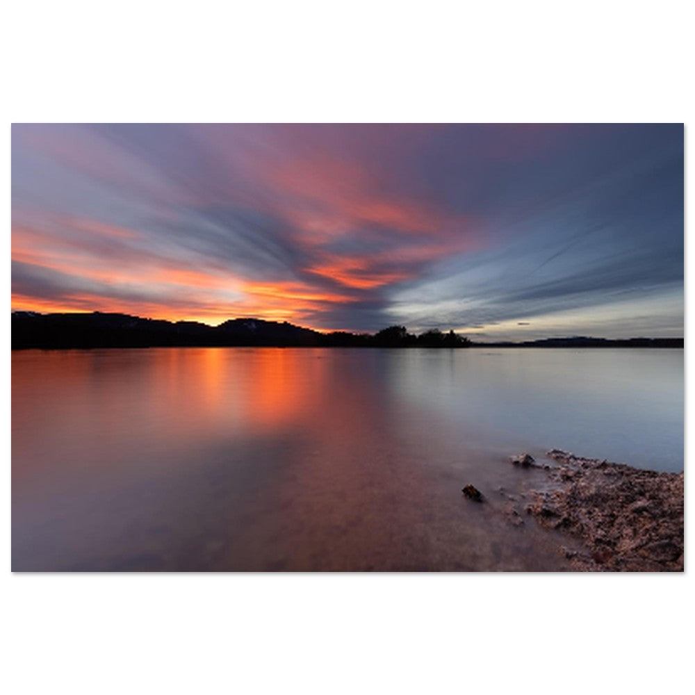 Langzeitbelichtungsaufnahme vom Staffelsee nach dem Sonnenuntergang mit magischem Farbensiel am Himmel