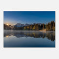 „Geroldsee bei Sonnenaufgang mit sanften Nebelschleiern über dem Wasser, klarer Spiegelung von Wald und Bergen im ruhigen See, warmes Morgenlicht auf den Bäumen und tiefblauer Himmel über der Alpenlandschaft in Bayern.“