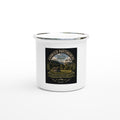 Emaille-Tasse mit Vintage-Design „Werdenfelser Land“, inspiriert von Garmisch-Partenkirchen und der Alpenlandschaft – aus der Werdenfels Collection by Christina Bauer.