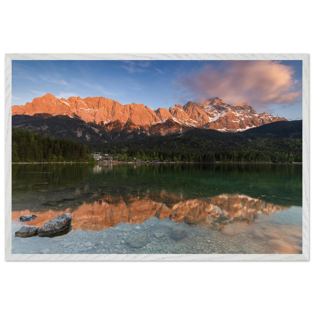 Eibsee im Alpenglühen – Fine-Art-Fotodruck 60×90 cm, weißer Holzrahmen, Christina Bauer Photos