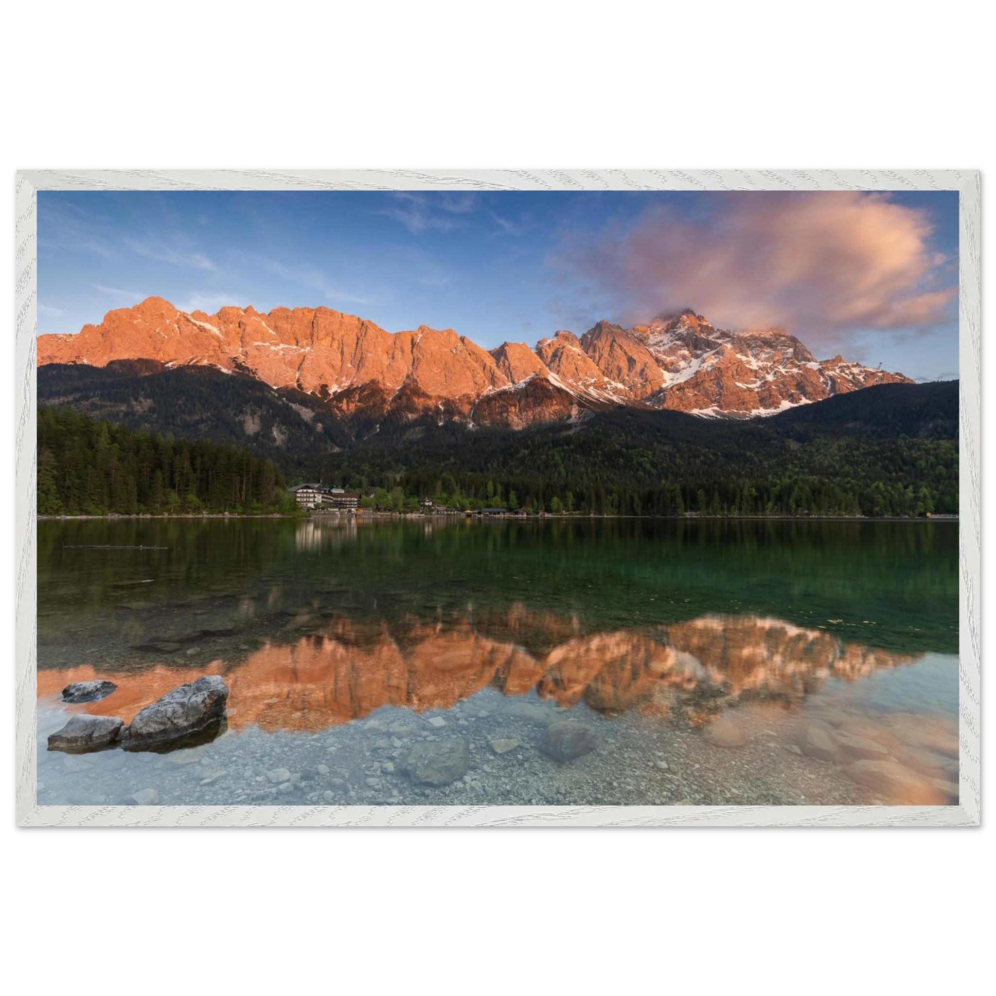 Eibsee im Alpenglühen – Fine-Art-Fotodruck 60×90 cm, weißer Holzrahmen, Christina Bauer Photos