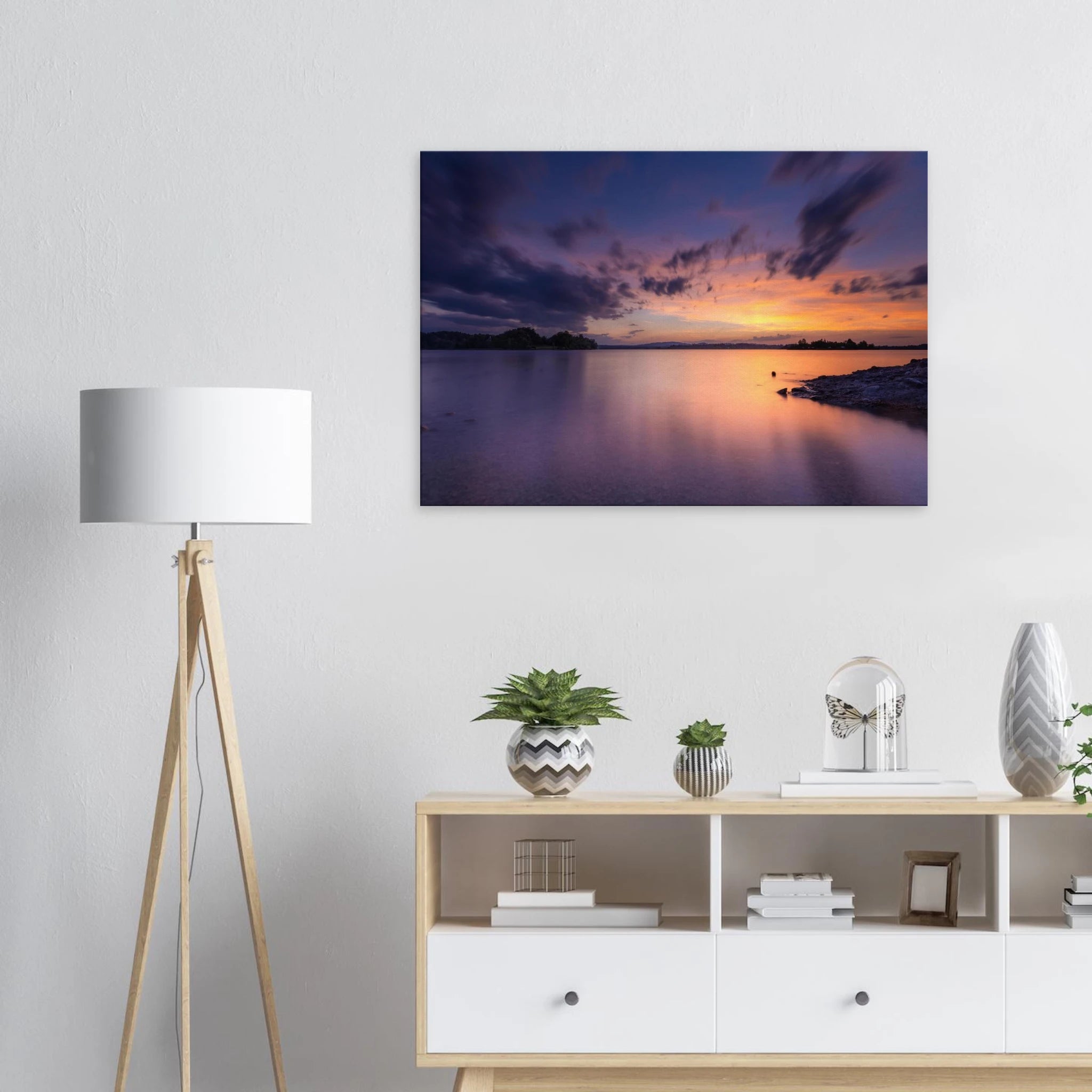 „Leinwandbild eines spektakulären Sonnenuntergangs am Staffelsee in Seehausen, Oberbayern. Farbenprächtiges Wolkenspiel in Gold-, Orange- und Violetttönen über dem ruhigen See an einem warmen Sommerabend mit stimmungsvollen Spiegelungen im Wasser.“