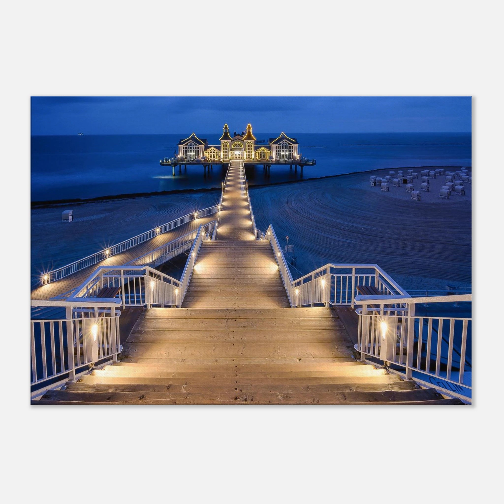 Die Seebrücke Sellin auf Rügen erstrahlt in der blauen Stunde. Das warme Licht und die elegante Architektur schaffen eine einzigartige Atmosphäre voller Ruhe und maritimer Schönheit.