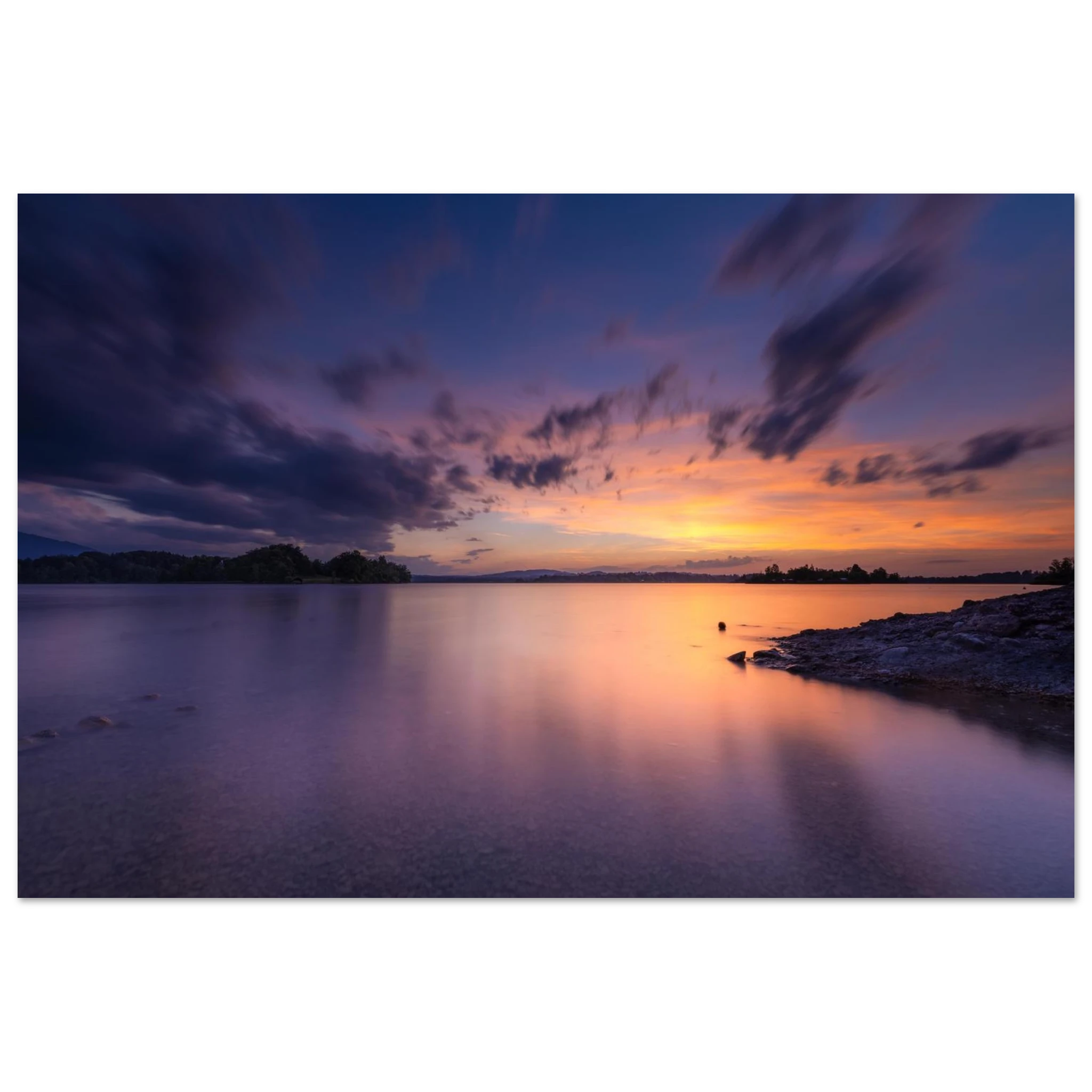 Spektakulärer Sonnenuntergang am Staffelsee in Seehausen, Oberbayern. Farbenprächtiges Wolkenspiel über dem ruhigen See an einem warmen Sommerabend mit sanften Spiegelungen im Wasser und meditativer Atmosphäre.
