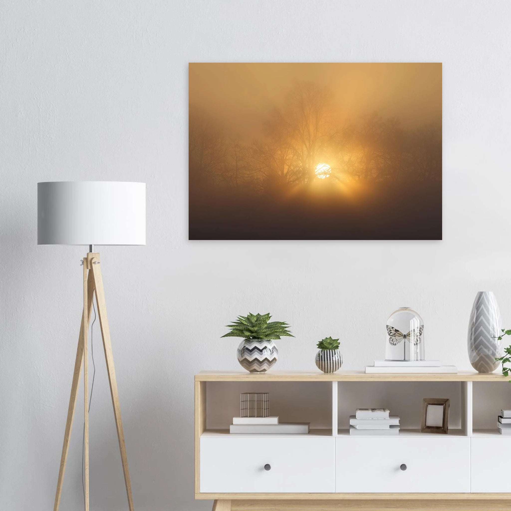 cd63544f-7ac1-4173-98c0-Sonnenaufgang im dichten Morgennebel bei Uffing am Staffelsee, goldenes Licht scheint geheimnisvoll durch kahle Bäume und taucht die Landschaft in eine mystische Stimmung.
