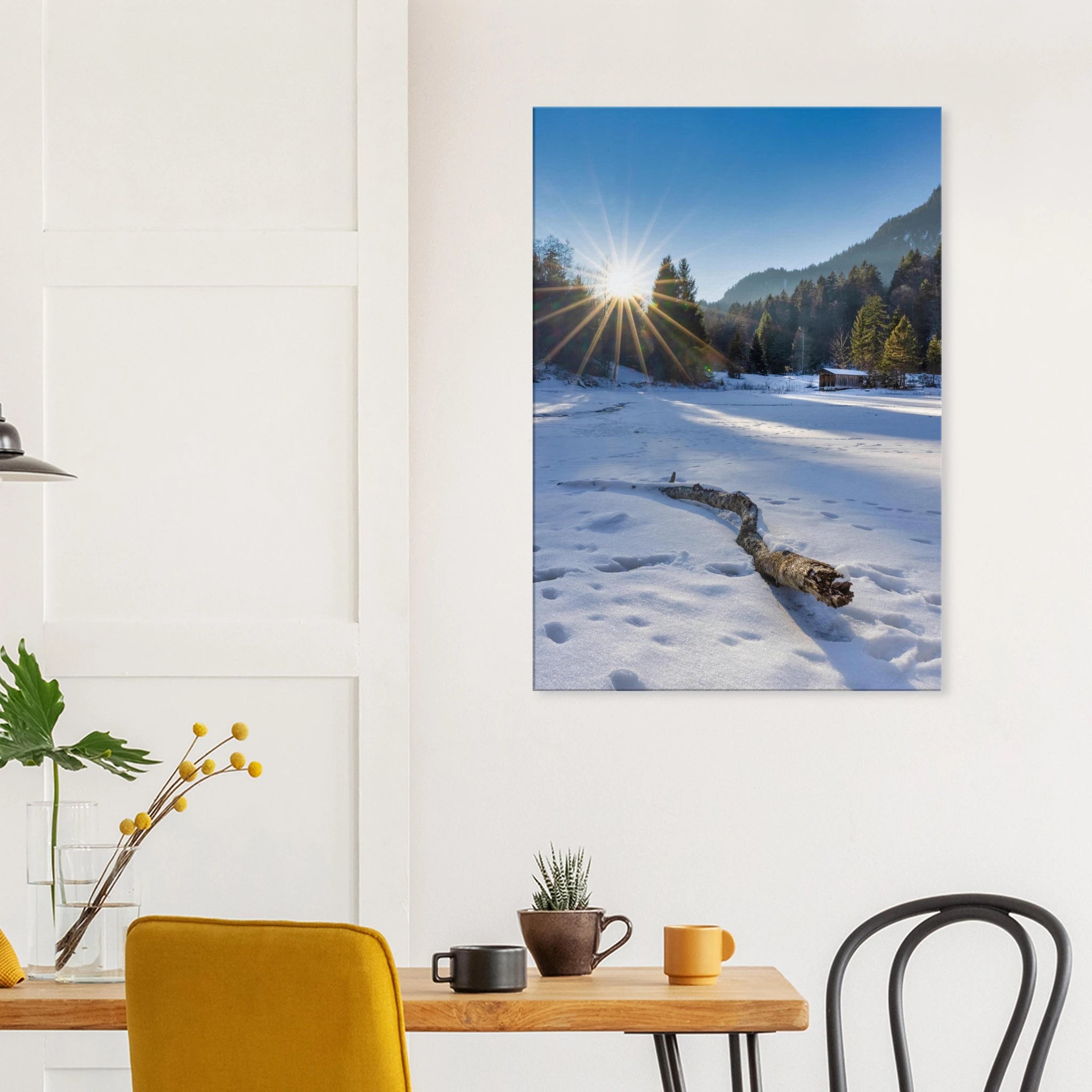 Winterliches Leinwandbild aus Garmisch-Partenkirchen mit strahlender Sonne über verschneiter Landschaft, vereistem Weiher, kleiner Holzhütte, Wald und Bergen im Hintergrund.