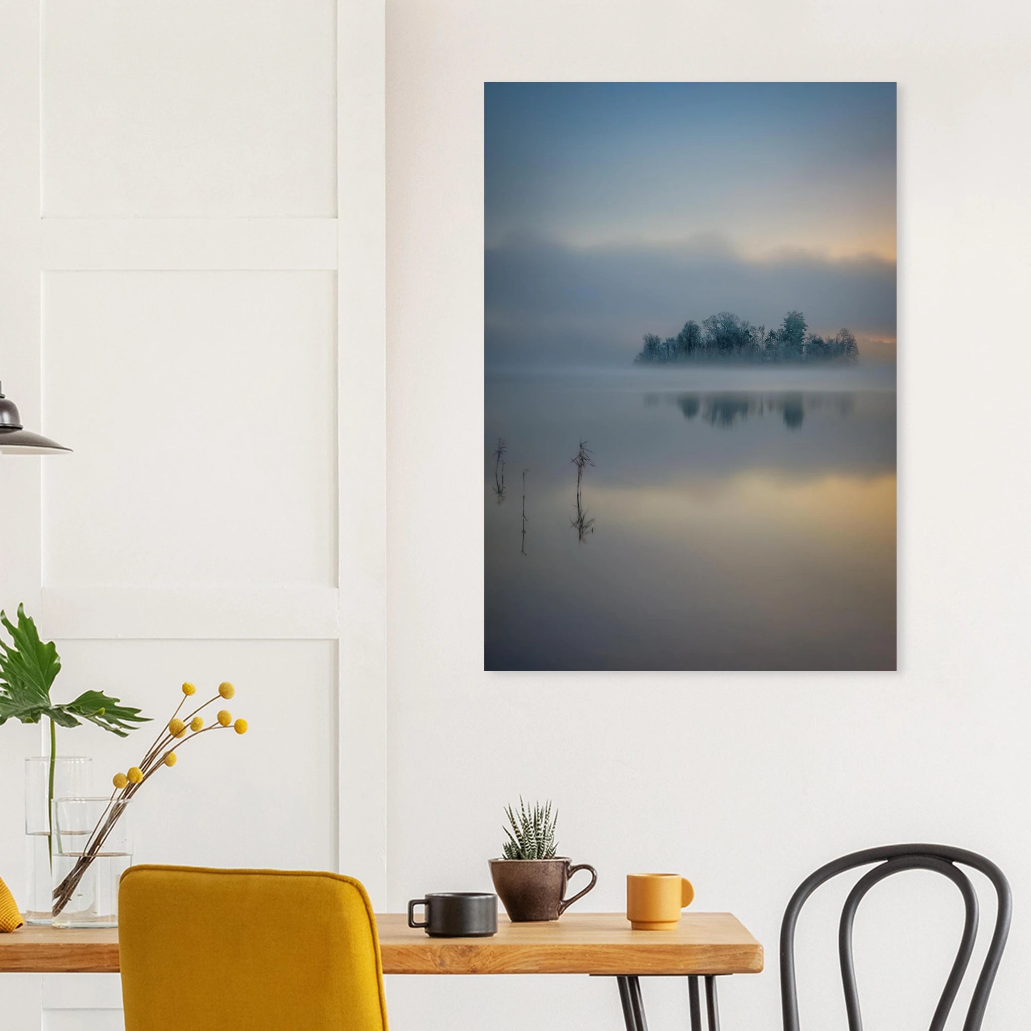 Vertikales Staffelsee Poster mit nebelverhüllter Bauminsel, ruhiger Wasserspiegelung und sanftem Sonnenaufgang in Oberbayern.