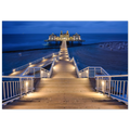 Seebrücke Sellin auf Rügen in der Blauen Stunde am Morgen. Der beleuchtete Holzsteg führt über den ruhigen Strand zur historischen Seebrücke und schafft eine stimmungsvolle Kulisse an der Ostsee.
