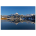 Winterlicher Geroldsee in Bayern mit spiegelglattem Wasser, verschneiten Wäldern und den Bergen des Karwendels im warmen Morgenlicht. Die klare Spiegelung im ruhigen See und der strahlend blaue Himmel verleihen der Landschaft eine stille, friedliche Atmosphäre.