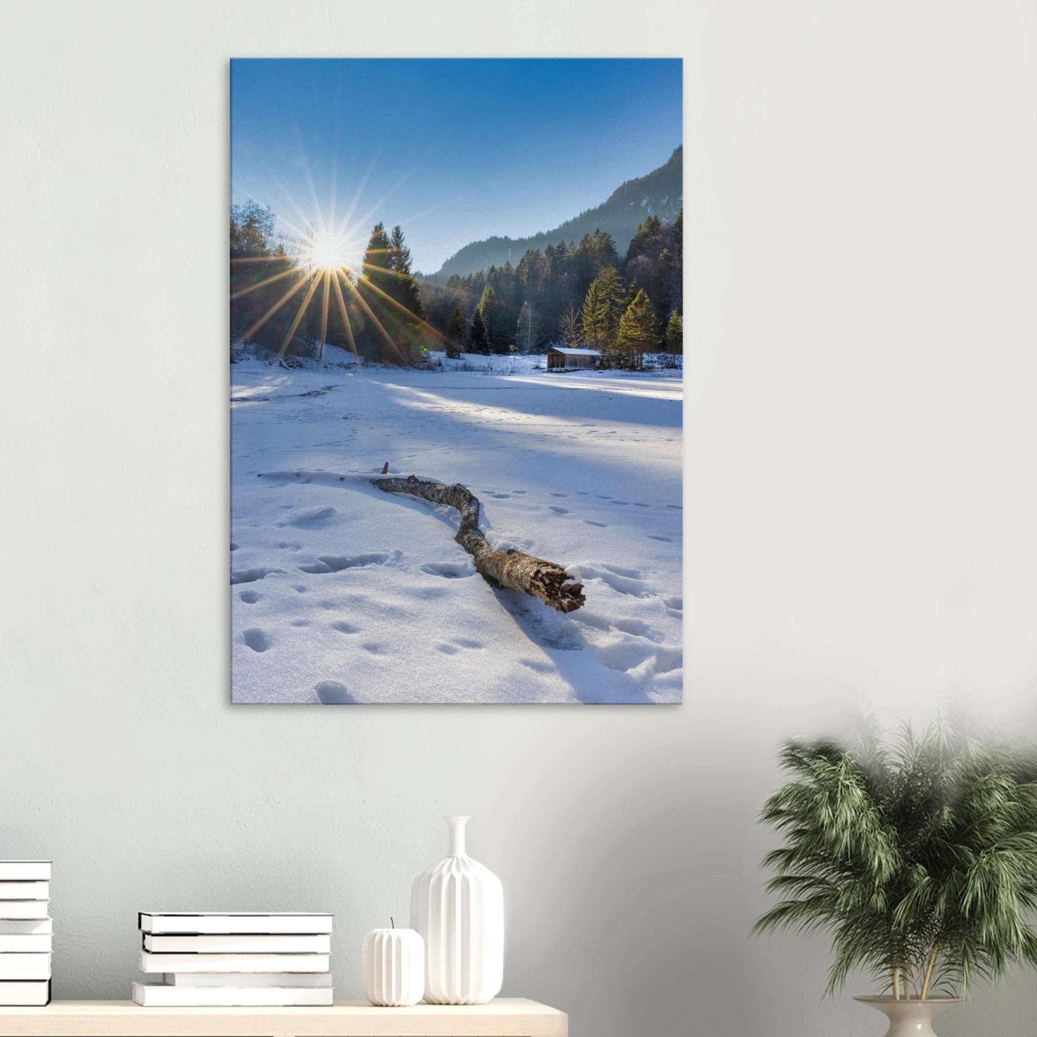 Winterliches Leinwandbild aus Garmisch-Partenkirchen mit strahlender Sonne über verschneiter Landschaft, vereistem Weiher, kleiner Holzhütte, Wald und Bergen im Hintergrund.