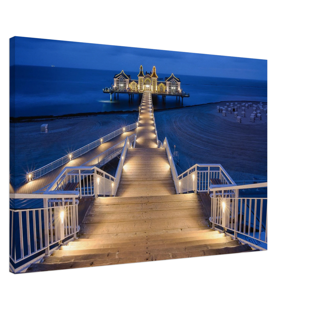 Die Seebrücke Sellin auf Rügen erstrahlt in der blauen Stunde. Das warme Licht und die elegante Architektur schaffen eine einzigartige Atmosphäre voller Ruhe und maritimer Schönheit.