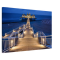Die Seebrücke Sellin auf Rügen erstrahlt in der blauen Stunde. Das warme Licht und die elegante Architektur schaffen eine einzigartige Atmosphäre voller Ruhe und maritimer Schönheit.